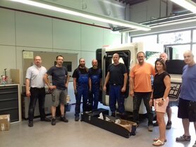 von links: Schulleiter Josef Paul, Dietmar Bär, drei Mitarbeiter der Fa. Schulze, Wolfgang Penth, Sibylle Thiel, Hans-Josef Pfeifer, Bernd Klauk BBZ-Sulzbach-CNC-Fraesmaschine-18-7-2019